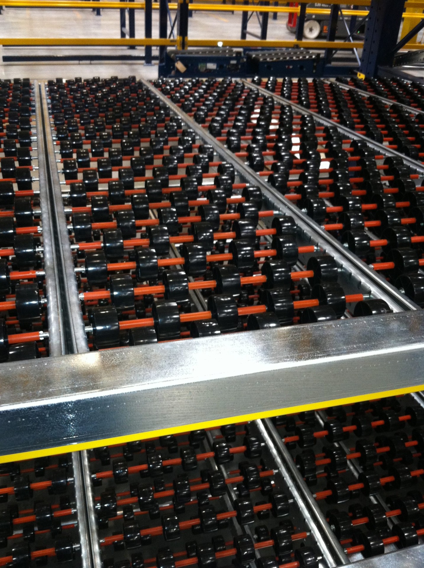 Carton flow rack with gravity wheel beds and case lanes